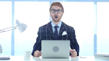 Kızıl saçlı işadamı hayran, hediye tarafından şaşırttı