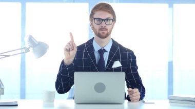 Kızıl saçlı işadamı parmak sallayarak tarafından teklif inkar reddetme