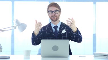 Kızıl saçlı işadamı davet davet jest bu iş için