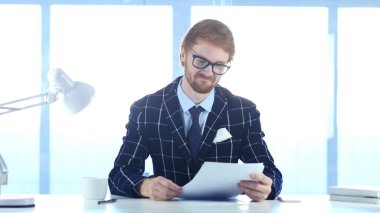 Mutlu bir adam okuma kağıtları iş iyi ruh hali, pozitif