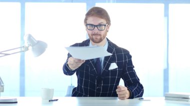 Kızıl saçlı işadamı belgeleri Office belgeleri, veren