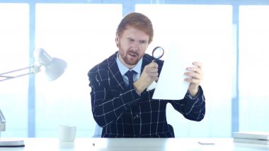 Adam okuma Douments iş, kırmızı tüyler büyüteç ile