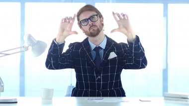 Beyin fırtınası yaratıcı düşüncelerini içinde kayıp dalgın adam