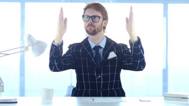 Beyin fırtınası yaratıcı düşüncelerini içinde kayıp Kızıl saçlı dalgın adam