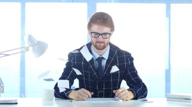 Düşen Torned kağıtları, ofiste oturan öfkeli kızıl saçlı adam