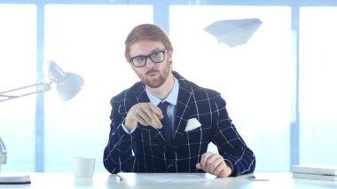 Kağıt, başarılı yaratıcı fikir uçağı görünen yaratıcı adam