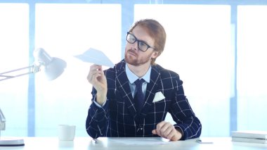 Yeni fikirler, Holding Kağıt Uçak elinde hayal yaratıcı adam