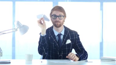 Kağıt uçak sinek zaman elinde tutan yaratıcı olumlu adam