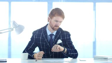 İş, izlerken zamanında smartwatch bekleyen adam