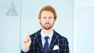 Hayır, parmak, inkar sallayarak tarafından teklif reddetme Redhead işadamı