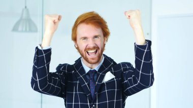 Heyecanlı sakalı Kızıl saçlı işadamı proje başarısını kutluyor