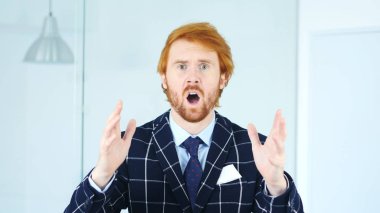 Başarısızlık, büyük kayıp sonra üzgün Redhead işadamı jesti