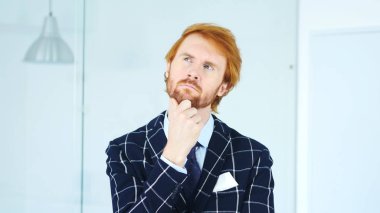 Ofiste düşünme genç işadamı beyin fırtınası