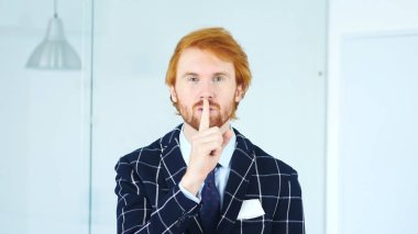 Genç adam, dudaklarında parmak sessizliktir jesti