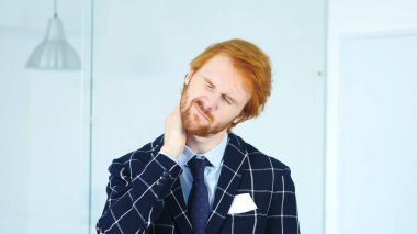 Boyun ağrısı, iş yükü ile iş yerinde yorgun adam