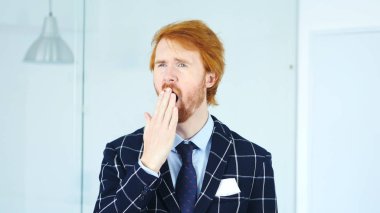 Esneme Kızıl saçlı adam, uyku vakti yorgun