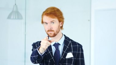 Kırmızı saç kamera doğru işaret eden adamla 