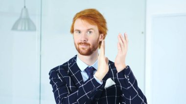 Adam kırmızı saçlar, takım için alkış ile alkışlar