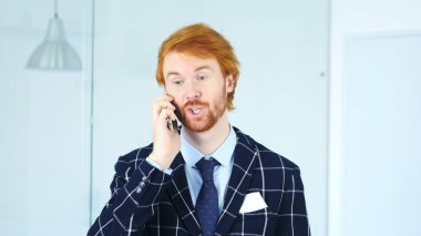 Ofiste oturan smartphone, konuşan adam