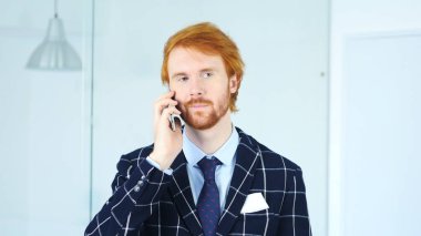 Dizüstü bilgisayarda çalışırken telefon müzakere adam tarafından