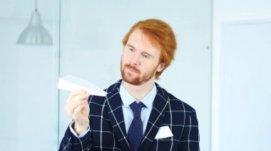 Kağıt Uçak elinde tutan yaratıcı iş adamı sinek zaman