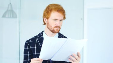 Paperwok, Office Douments iş, kırmızı tüyler okuma