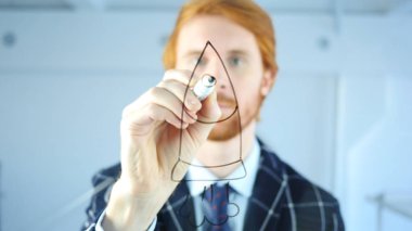 Yaratıcı adam çizim başlangıç roket kavram şeffaf cam, kırmızı saçlar