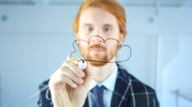 Kavram şeffaf cam ofis, kırmızı tüyler üzerinde yaratıcı adam çizim bulut