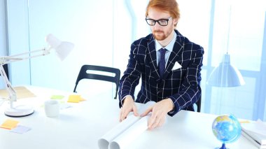 Kızıl saçlı mimari mühendis Blueprint ofisinde Holding