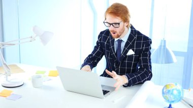 Kızıl saçlı işadamı şok, hayrete yaratıcı tasarımcı