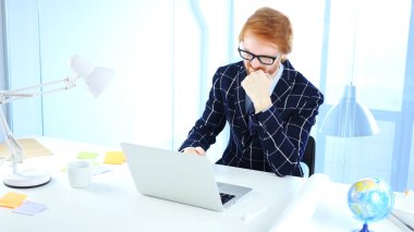 İş yerinde sorunlar hakkında düşünme kızgın Redhead işadamı