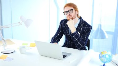 İş yerinde, yeni fikir düşünüyorum dalgın Redhead işadamı yaratıcı tasarımcı