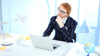 Kızıl saçlı işadamı yaratıcı tasarımcı beyin fırtınası, iş yerinde yeni fikir düşünüyorum