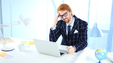 Baş ağrısı, hayal kırıklığı ile iş yerinde gergin adam