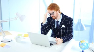 Baş ağrısı, iş, kırmızı tüyler gergin adam