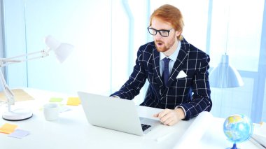 İş yerinde kırmızı tüyler ile şaşırmış adam hayran