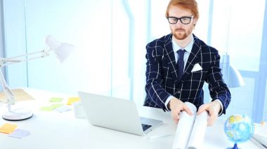 Kızıl saçlı mimari mühendis Blueprint, Freelancer tasarımcısına Holding