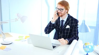 Müşteri ile serbest meslek tasarımcısına telefonda konuşan adam