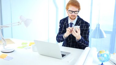 İş, adam kırmızı oturma içinde yazıhane kıllar ile Smartphone kullanarak