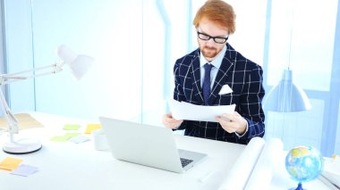 Evrak adam okuma Office Douments iş, kırmızı tüyler tarafından