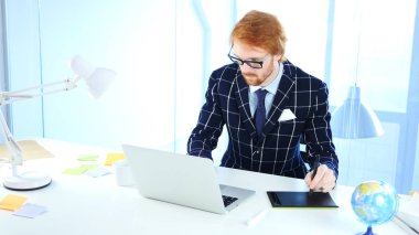 Grafik tasarımcı çalışma üstünde Laptop tablet