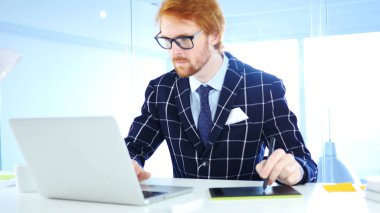 Yaratıcı Tasarımcısı çalışma ile grafik tablet üstünde Laptop