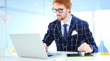 Yaratıcı tasarımcı çizim ile grafik tablet üstünde Laptop