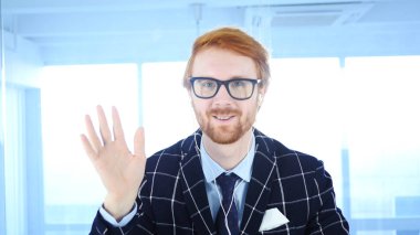 Genç mühendis kameraya, Online görüntülü sohbet söz