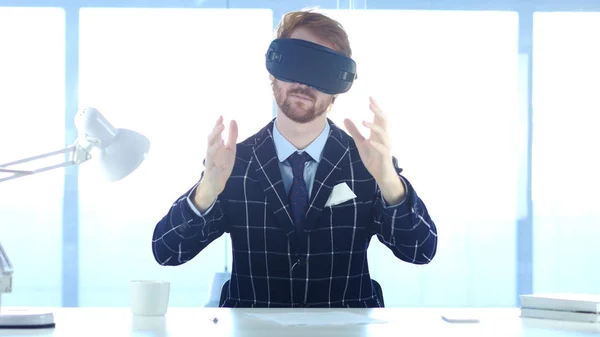 Человек в очках виртуальной реальности в офисе. использование с помощью гарнитуры VR смартфона .? — стоковое фото