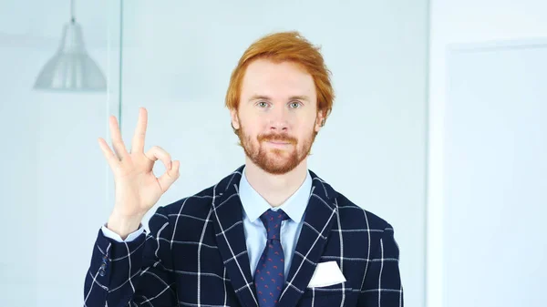 Ok, segno di barba rossa uomo d'affari in ufficio — Foto Stock