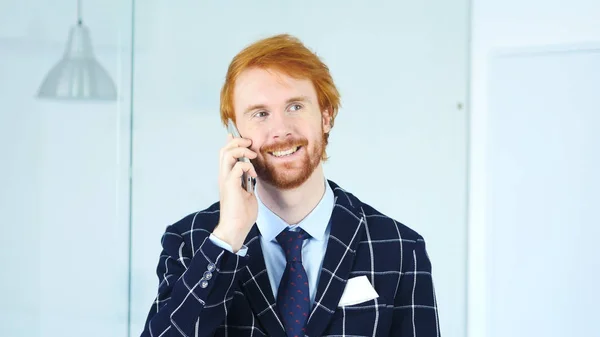 Hombre Positivo Hablando en Smartphone, Sentado en la Oficina — Foto de Stock