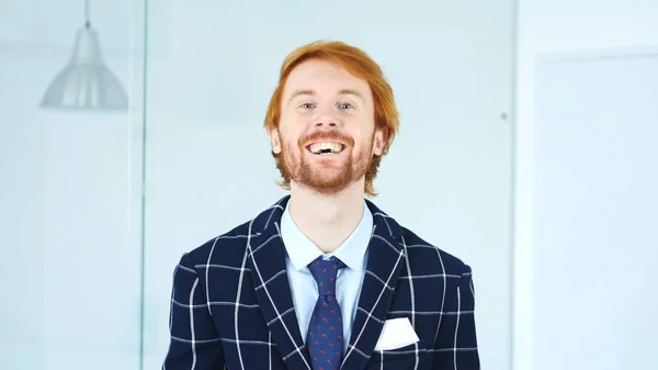 ひげ赤毛ビジネスマンを笑いの肖像画 — ストック写真