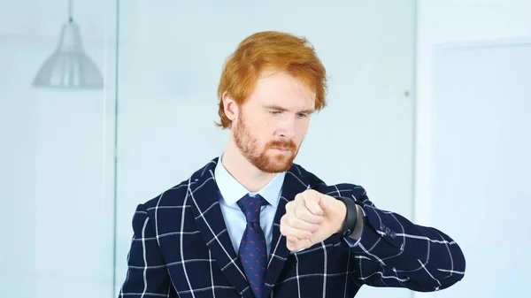 Redhead Businessman Aspettando al lavoro, Guardando il tempo di guardia — Foto Stock