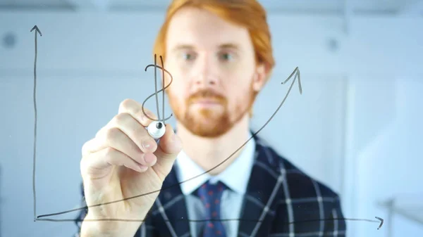 Hombre dibujando signo de dólar en el gráfico de crecimiento en vidrio transparente, Cabellos rojos — Foto de Stock